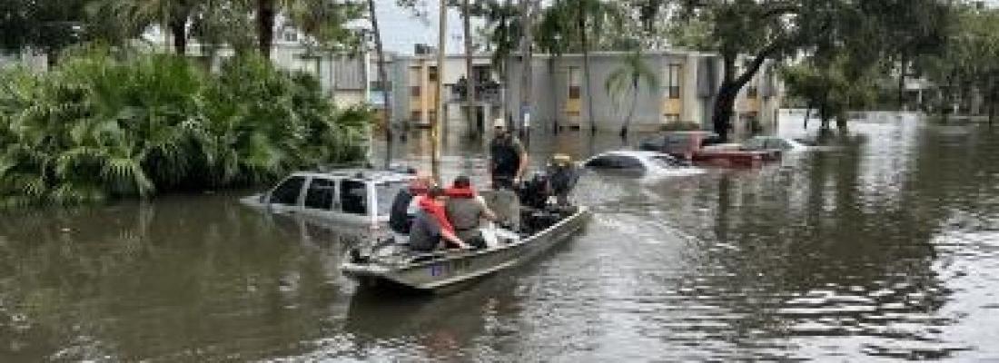 Des secouristes viennent en aide aux personnes qui en ont besoin après les deux ouragans qui ont dévasté certaines régions des É.-U. (Photo : Florida Fish and Wildlife via Flickr.)