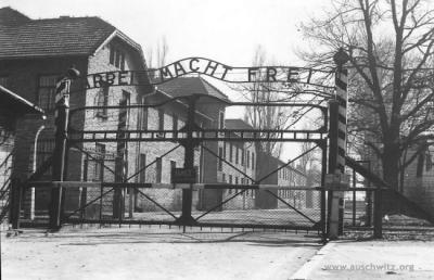 La porte principale du camp d’Auschwitz I. La photo a été prise après la guerre. (https://www.auschwitz.org/en/gallery/historical-pictures-and-documents/auschwitz-i,3.html)