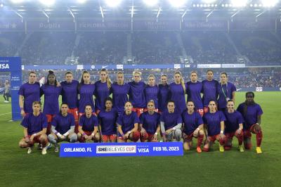 Les joueuses de l’équipe nationale féminine de soccer du Canada portent des chandails violets sur lesquels est écrit « Enough is Enough » (Trop, c’est trop) et posent pour la photo d’équipe avant un match de soccer de la SheBelieves Cup contre les États-Unis, le 16 février 2023 à Orlando, en Floride. (Photo AP / Phelan M. Ebenhack)