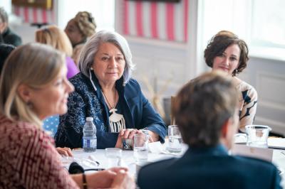 La gouverneure générale Mary Simon anime une table ronde à Rideau Hall en l’honneur de la Journée internationale des femmes. (Serg. Mathieu St-Amour, Rideau Hall)