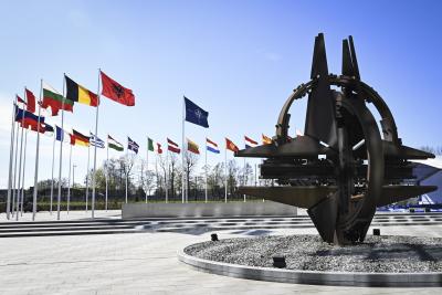 Une sculpture et des drapeaux à l’extérieur du siège de l’OTAN à Bruxelles, Belgique, le 4 avril 2023. La Finlande est devenue le 31e État membre de l’Organisation du traité de l’Atlantique Nord le même jour. (LEHTIKUVA / EMMI KORHONEN)