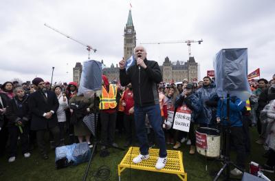 Le président national de l’Alliance de la fonction publique du Canada (AFPC), Chris Aylward, s’adresse aux membres en grève qui manifestent sur la Colline du Parlement, à Ottawa, le 26 avril 2023. (LA PRESSE CANADIENNE/Adrian Wyld)