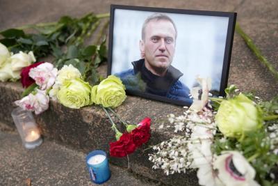 Des fleurs et des bougies ont été déposées près d’un portrait du leader de l’opposition russe, Alexei Navalny. (Photo via X.)