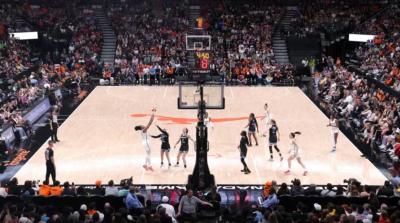 Un match hors concours de la WNBA à Toronto a attiré une foule à guichets fermés. (Photo via la page Facebook de CBC Sports)