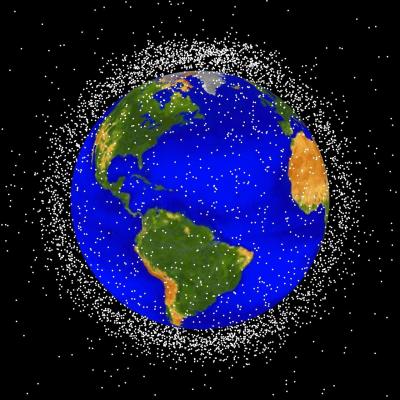 Image de synthèse de débris spatiaux en orbite autour de la Terre. (Image : employé de la NASA, domaine public, via Wikimedia Commons.)