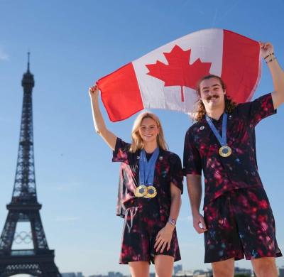 Les athlètes canadiens Summer McIntosh et Ethan Katzberg montrent fièrement leurs médailles d’or. (Photo via Facebook.)