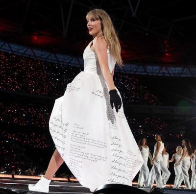 Taylor Swift sur scène à Toronto alors que prend fin la tournée Eras. (Photo : The Eras Tour via X.)