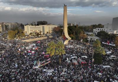 Des milliers de Syriens célèbrent le renversement du gouvernement de Bachar al-Assad à Damas, en Syrie. (Photo AP / Hussein Malla)