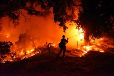 Des pompiers combattent des incendies dévastateurs dans le sud de la Californie. (Photo via la page Facebook de California Wildfire.)