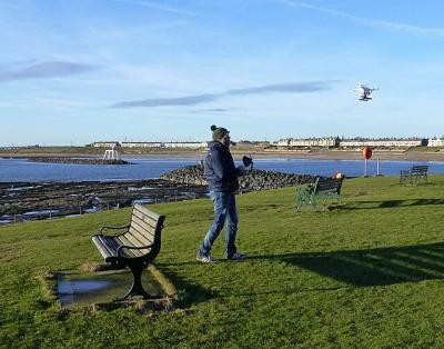 Un passionné de drones regarde son engin prendre son envol. (Photo : Russel Wills, CC BY-SA 2.0, via Wikimedia Commons).