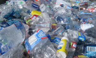 Les bouteilles de plastique contribuent à polluer la terre et les océans. (Photo : Streetwise Cycle, domaine public, via Wikimedia Commons.)