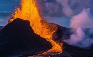  Un volcan entre en éruption près du village de Grindavik, en Islande. (Photo : Hafsteinn Karlsson via Facebook.)