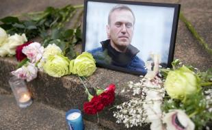 Des fleurs et des bougies ont été déposées près d’un portrait du leader de l’opposition russe, Alexei Navalny. (Photo via X.)