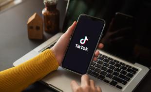 De nombreux Canadiens se tournent vers TikTok pour s’informer. (Photo : Thicha Satapitanon, via Shutterstock.) 