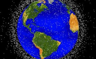 Image de synthèse de débris spatiaux en orbite autour de la Terre. (Image : employé de la NASA, domaine public, via Wikimedia Commons.)