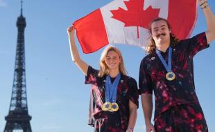 Les athlètes canadiens Summer McIntosh et Ethan Katzberg montrent fièrement leurs médailles d’or. (Photo via Facebook.)