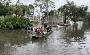 Des secouristes viennent en aide aux personnes qui en ont besoin après les deux ouragans qui ont dévasté certaines régions des É.-U. (Photo : Florida Fish and Wildlife via Flickr.)