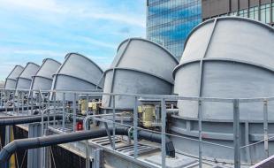 Les tours de refroidissement industrielles peuvent être un terrain propice à la prolifération bactérienne. (Photo tirée du fil d’actualité Facebook de Healthcare Facilities.) Les tours de refroidissement industrielles peuvent être un terrain propice à la prolifération bactérienne. (Photo tirée du fil d’actualité Facebook de Healthcare Facilities.)